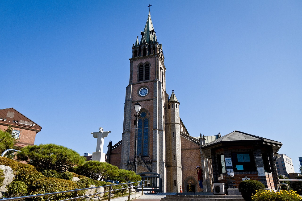 Myeongdong kerk met 12 uurs klok